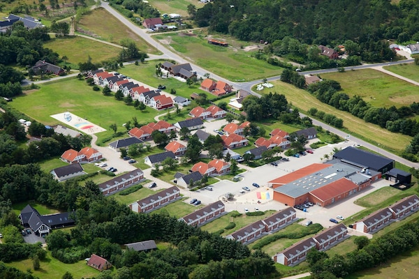 Foto van 4 persoons vakantie huis op een vakantie park - Vakantiehuis in Blåvand - Outdoor