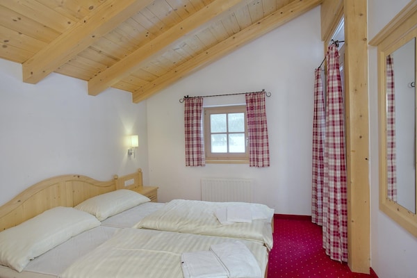 Foto van Chalet in Königsleiten bij Skibus & Zwembad - Vakantiehuis in Wald im Pingzau - BedRoom