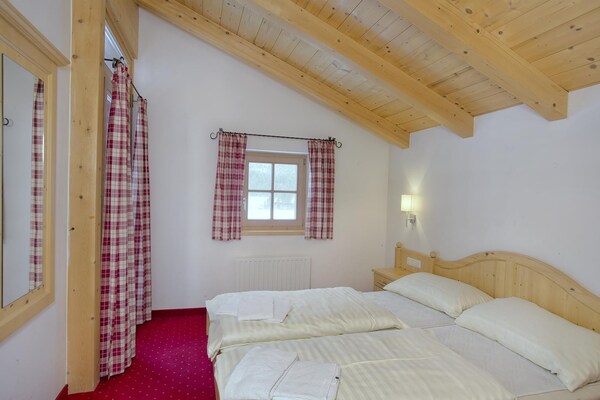 Foto van Chalet in Königsleiten bij Skibus & Zwembad - Vakantiehuis in Wald im Pingzau - BedRoom