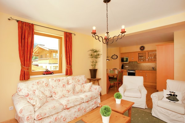 Foto van Chalet in Saalbach met sauna - Vakantiehuis in Saalbach-Hinterglemm - LivingRoom