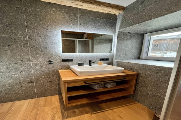 Foto van Appartement in Saalfelden met balkon en uitzicht op de bergen - BathRoom