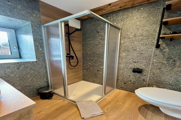 Foto van Appartement in Saalfelden met balkon en uitzicht op de bergen - BathRoom