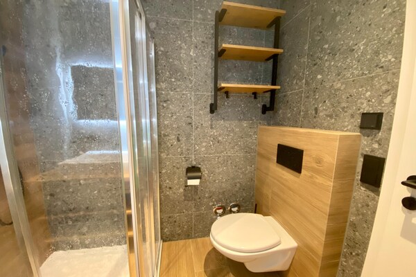 Foto van Appartement in Saalfelden met balkon en uitzicht op de bergen - BathRoom