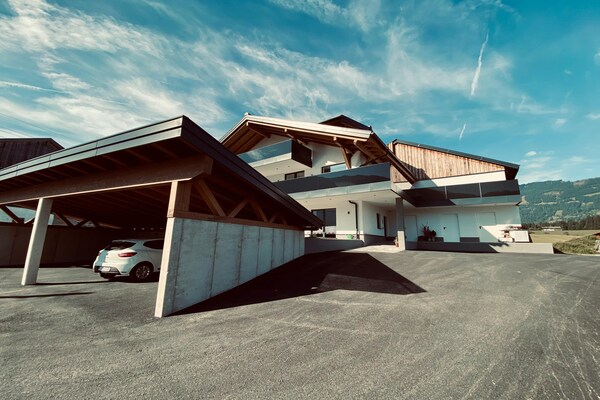 Foto van Appartement in Saalfelden met balkon en uitzicht op de bergen - ExteriorSummer