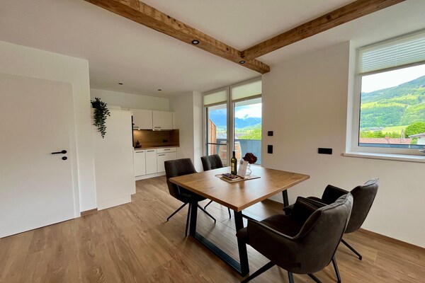 Foto van Appartement in Saalfelden met balkon en uitzicht op de bergen - LivingRoom