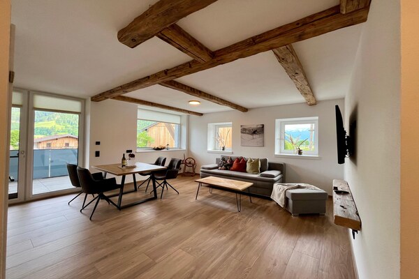 Foto van Appartement in Saalfelden met balkon en uitzicht op de bergen - LivingRoom