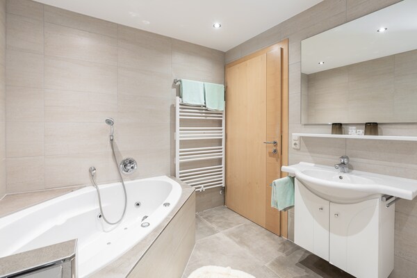 Foto van Appartement met whirlpoolbad in St. Anton - Vakantiehuis in St. Anton am Arlberg - BathRoom