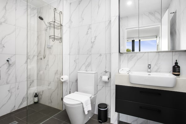 Foto van Boutique-appartement met enorm terras in de buurt van cafés en winkels - BathRoom