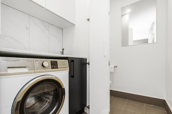 Foto van Boutique-appartement met enorm terras in de buurt van cafés en winkels - BathRoom