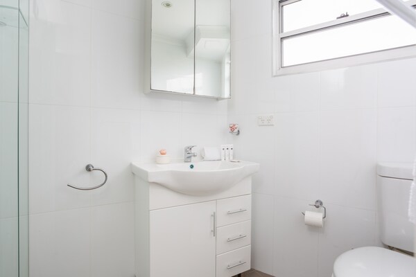 Foto van Bronte Beach kustappartement met uitzicht op de oceaan - BathRoom