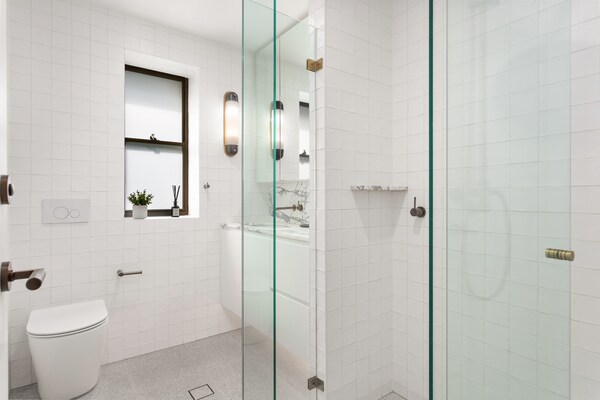 Foto van Boutique-appartement met 2 slaapkamers en prachtig uitzicht op de haven van Sydney - BathRoom