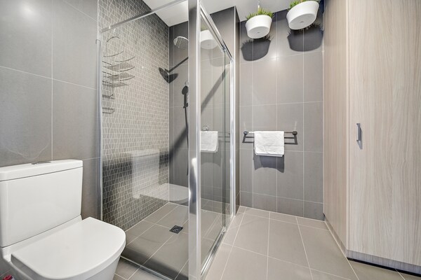 Foto van Appartement met uitzicht op de bergen in het stadscentrum en barbecue - BathRoom