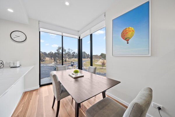 Foto van Binnenstadsappartement met 2 slaapkamers, groot balkon, tuin en fitnessruimte - LivingRoom