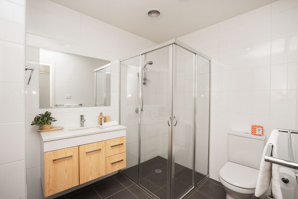 Foto van Begane grond 1-slaapkamer: binnenplaats en dineren in de openlucht - BathRoom