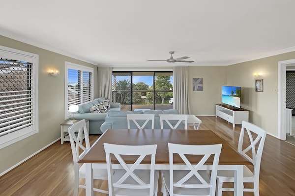 Foto van Bovenwoning aan de kust met toegang tot het zwembad - DiningRoom