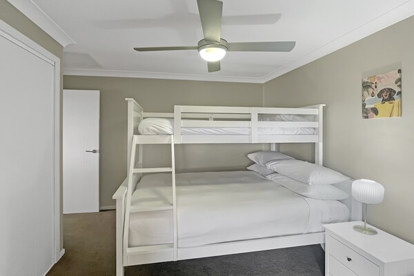 Foto van Bovenwoning aan de kust met toegang tot het zwembad - BedRoom