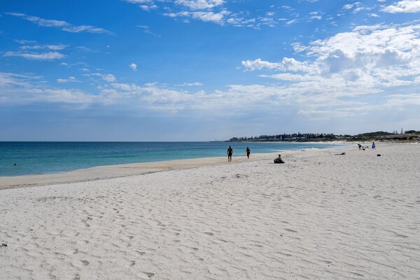 Foto van Lichte studio met barbecue op het dak in Fremantle - AreaSummer1KM