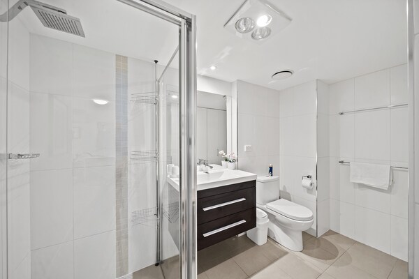 Foto van Braddon Retreat: Ruim appartement met 1 slaapkamer en parkeergelegenheid - BathRoom