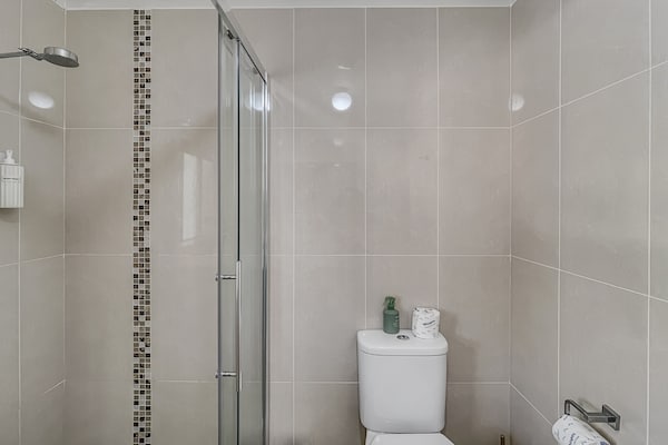 Foto van Beachside Studio, op een steenworp afstand van Casey's Beach. - BathRoom