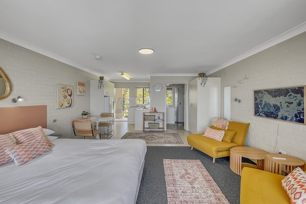 Foto van Beachside Studio, op een steenworp afstand van Casey's Beach. - LivingRoom