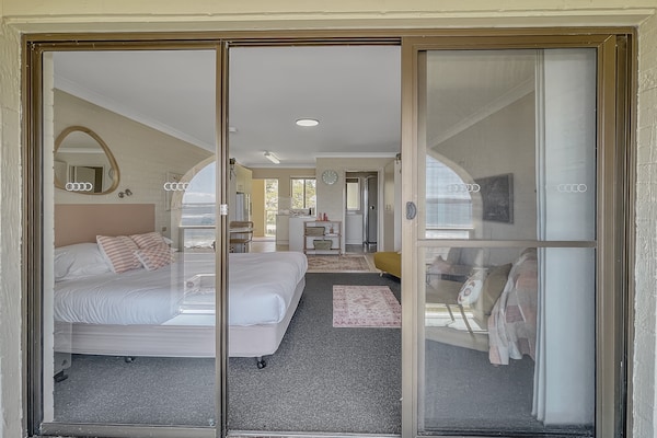 Foto van Beachside Studio, op een steenworp afstand van Casey's Beach. - BedRoom
