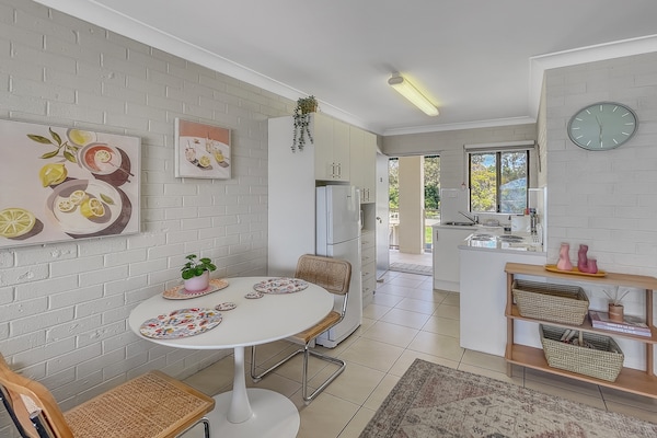 Foto van Beachside Studio, op een steenworp afstand van Casey's Beach. - LivingRoom
