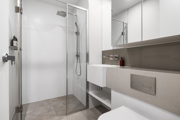 Foto van Appartement met 1 slaapkamer in een hoogbouwcomplex vlakbij Docklands - BathRoom