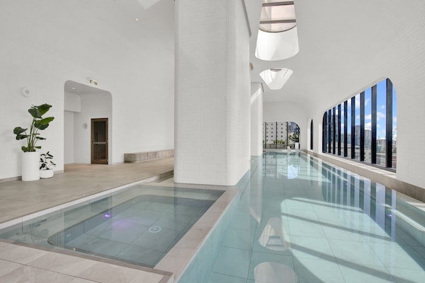 Foto van Appartement met 1 slaapkamer in een hoogbouwcomplex vlakbij Docklands - PoolOfHouse