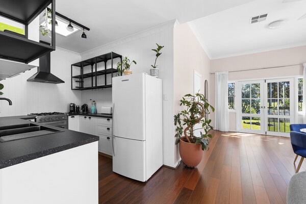 Foto van Botany Retreat: een apart appartement met 2 slaapkamers en een zwembad. - Kitchen