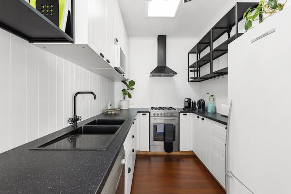 Foto van Botany Retreat: een apart appartement met 2 slaapkamers en een zwembad. - Kitchen