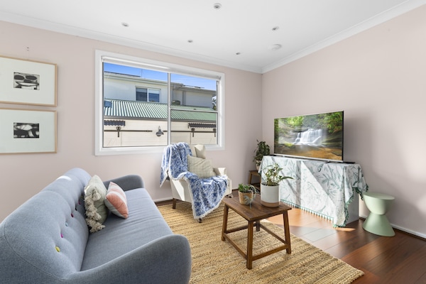 Foto van Botany Retreat: een apart appartement met 2 slaapkamers en een zwembad. - LivingRoom