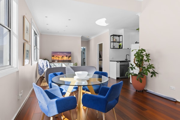 Foto van Botany Retreat: een apart appartement met 2 slaapkamers en een zwembad. - LivingRoom