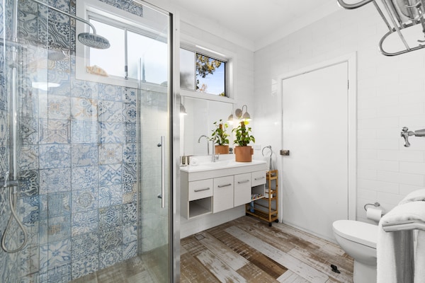 Foto van Botany Retreat: een apart appartement met 2 slaapkamers en een zwembad. - BathRoom