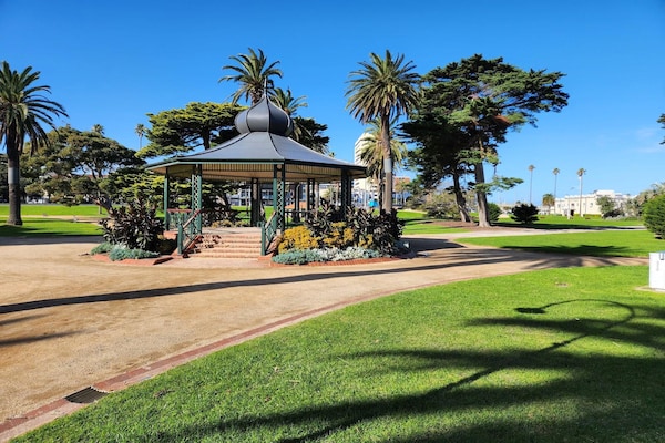 Foto van Art Deco appartement aan het zwembad in St Kilda West - ExteriorSummer