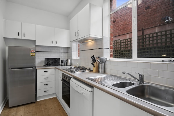 Foto van Art Deco appartement aan het zwembad in St Kilda West - Kitchen