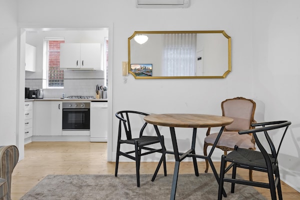 Foto van Art Deco appartement aan het zwembad in St Kilda West - DiningRoom