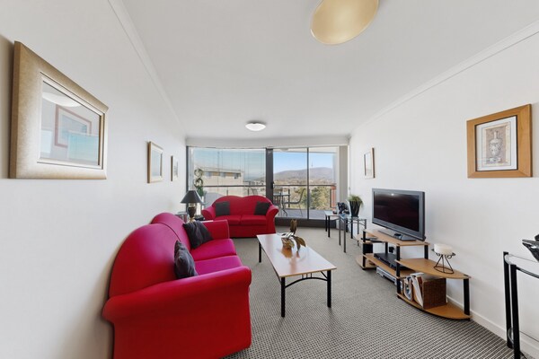 Foto van Bovenverdieping Braddon | Uitzicht op de zonsondergang richting Black Mountain - LivingRoom