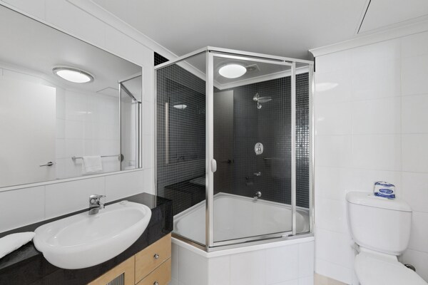 Foto van Bovenverdieping Braddon | Uitzicht op de zonsondergang richting Black Mountain - BathRoom