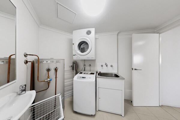 Foto van Bovenverdieping Braddon | Uitzicht op de zonsondergang richting Black Mountain - BathRoom