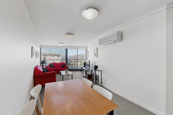 Foto van Bovenverdieping Braddon | Uitzicht op de zonsondergang richting Black Mountain - LivingRoom