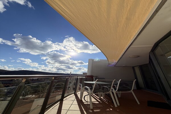Foto van Bovenverdieping Braddon | Uitzicht op de zonsondergang richting Black Mountain - TerraceBalcony