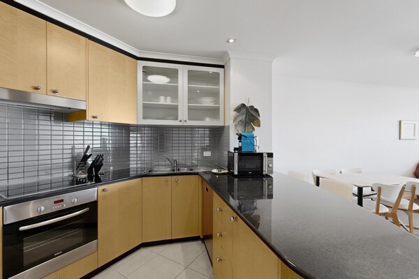 Foto van Bovenverdieping Braddon | Uitzicht op de zonsondergang richting Black Mountain - Kitchen