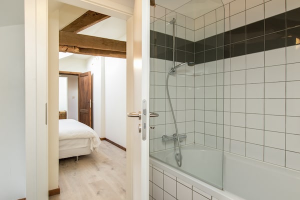 Foto van Luxe woning in Gouvy met zwembad en sauna - Vakantiehuis in Houffalize - BathRoom