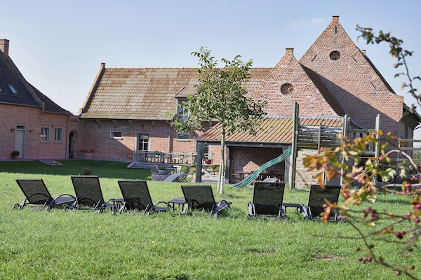 Foto van Diksmuide Landhuis met Spelen - Vakantiehuis in Kaaskerke Diksmuide - ExteriorSummer