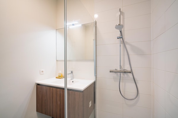 Foto van Bruisende stadsbasis voor 10 personen met terras - Vakantiehuis in Antwerp - BathRoom