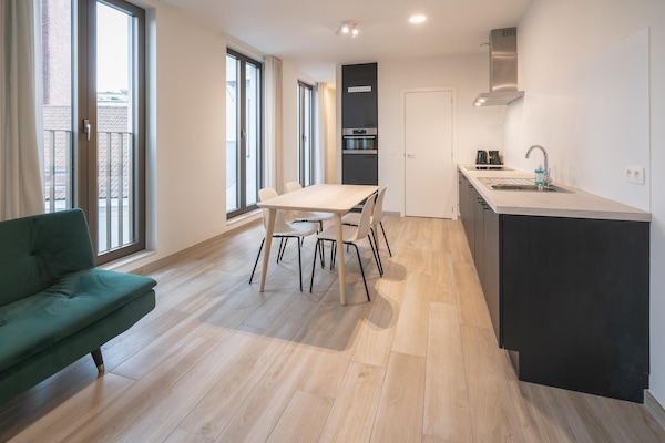 Foto van Bruisende stadsbasis voor 10 personen met terras - Vakantiehuis in Antwerp - DiningRoom