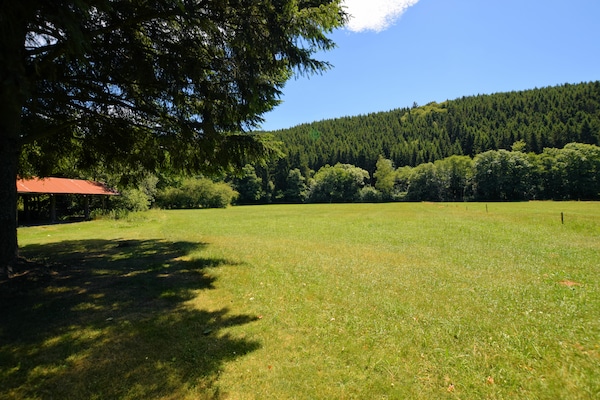 Foto van Ardense villa met tuin aan de rivier en uitzicht - Vakantiehuis in St. Vith - GardenSummer