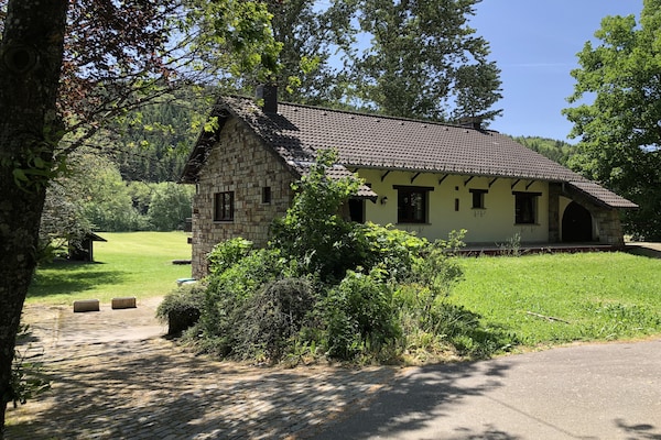 Foto van Ardense villa met tuin aan de rivier en uitzicht - Vakantiehuis in St. Vith - ExteriorSummer