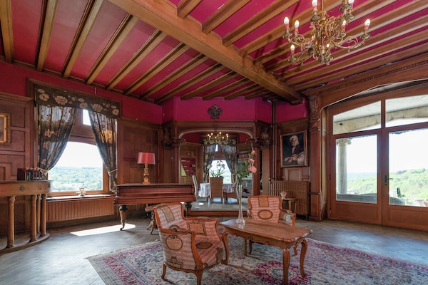 Foto van Kasteel in Spa met Uitzicht & Verwarmd Zwembad - Vakantiehuis in Spa - LivingRoom