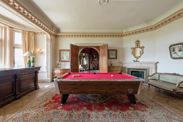 Foto van Kasteel in Spa met Uitzicht & Verwarmd Zwembad - Vakantiehuis in Spa - RecreationRoom